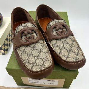 Men's Gucci interlocking G Supreme driver loafers size 9, made in Italy
